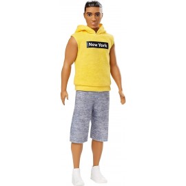 Barbie - Ken Bambola con Felpa Gialla e Pantaloncini, Bambini di 3+ Anni, GDV14