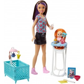 Barbie - Bambola Skipper Babysitters Playset con Seggiolone, Lettino e Bebè di Mattel FHY98