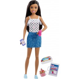 Barbie- Bambola Skipper Latina Babysitter con Cellulare e Biberon, FXG92-FHY89
